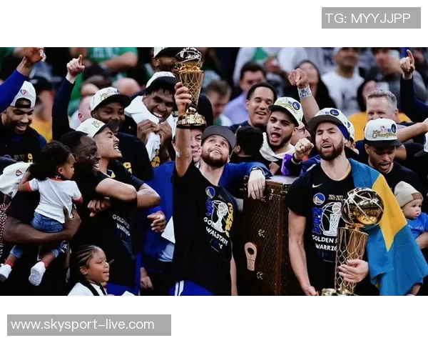 克莱汤普森:勇士队的三分之王与篮球传奇的辉煌历程 克莱汤普森:勇士队的三分之王与篮球传奇的辉煌历程