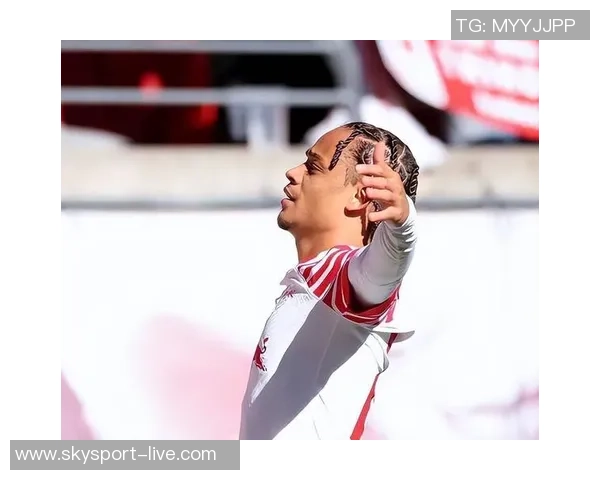 哈维西蒙斯:从天才少年到足球场上的璀璨明星之路 哈维西蒙斯:从天才少年到足球场上的璀璨明星之路